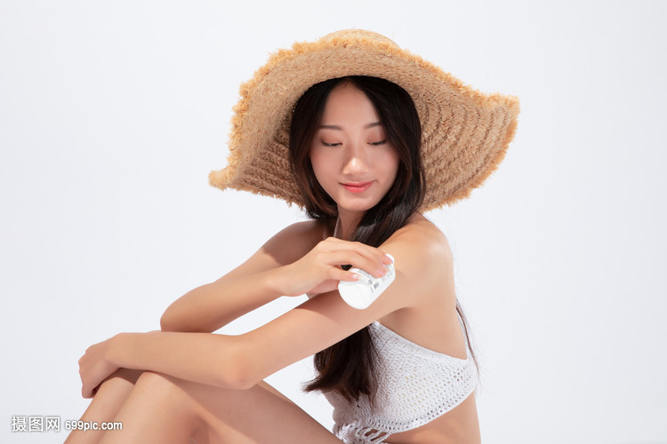 沙灘上的美麗守護(hù) 涂防曬霜的比基尼美女